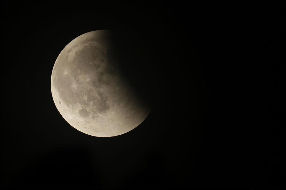 Am Freitag wird der Mond zum Teil vom Erdschatten verdunkelt.Thomas Warnack/dpa