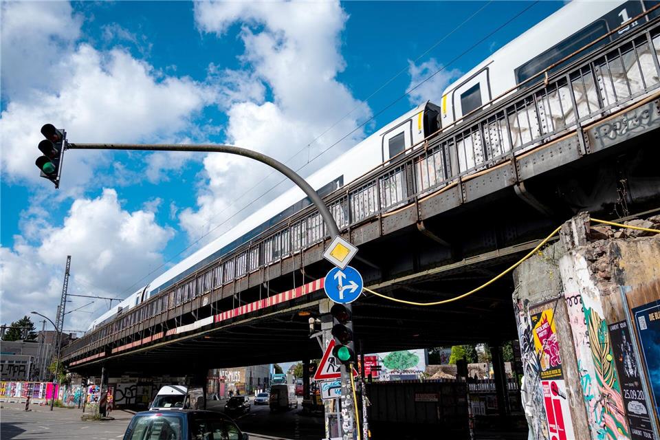 Am Freitag wird die Max-Brauer-Allee im Bereich der Sternbrücke bis zum 2. September gesperrt. (Archivbild)Daniel Bockwoldt/dpa