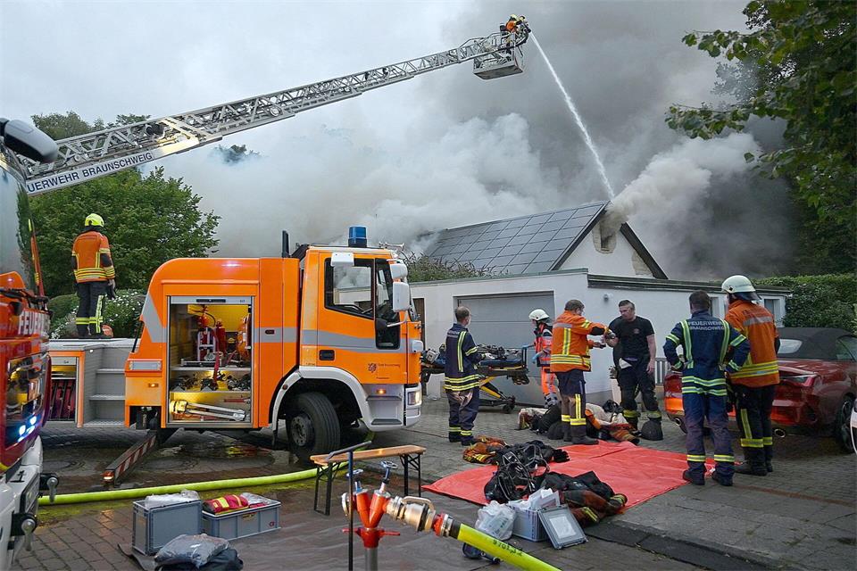 Am Freitag wurde die Bewohnerin eines brennenden Hauses in Braunschweig für lange Zeit vermisst und am Abend tot geborgen. Jörg Koglin/dpa