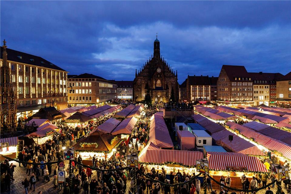 Am Freitagabend startet der diesjährige Christkindlesmarkt in Nürnberg. (Archivbild)Daniel Karmann/dpa