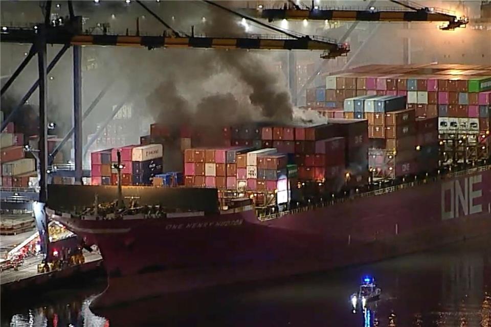 Am Freitagabend war das Feuer auf dem im Hafen von LA angedockten Schiff ausgebrochen, auch Container mit Gefahrstoffen brennen. Uncredited/ABC7/dpa