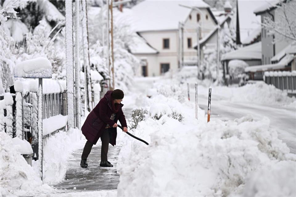 Am Freitagmorgen war rund um Wien Schneeschippen angesagt.Helmut Fohringer/APA/dpa