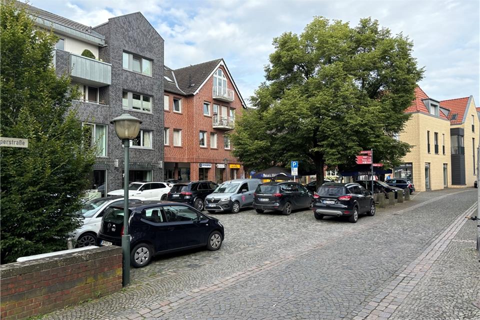 Am Froschbrunnenplatz soll es künftig weniger Parkplätze geben: Die umliegenden Geschäftsinhaber sehen das kritisch.