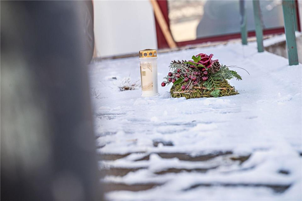 Am Fundort der Leichen der beiden Söhne wurden eine Kerze und ein Kranz abgelegt.Jason Tschepljakow/dpa