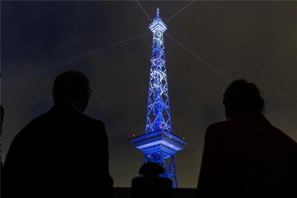 Am Funkturm war eine Lichtinszenierung zu sehen. Carsten Koall/dpa