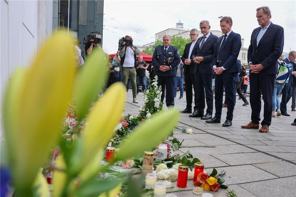 Am Gedenkort am Paulinum mahnt Kretschmer: Einen hundertprozentigen Schutz wird es nicht geben.Jan Woitas/dpa
