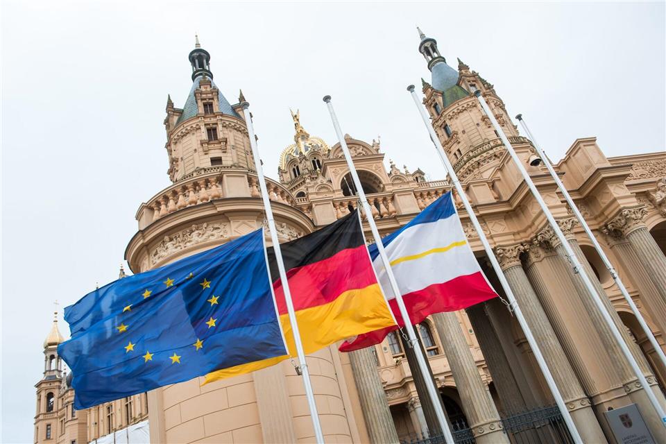 Am Gedenktag für die Opfer des Nationalsozialismus (27. Januar) wird auch in Mecklenburg-Vorpommern landesweit an öffentlichen Gebäuden halbmast beflaggt /Archivbild). Daniel Bockwoldt/dpa