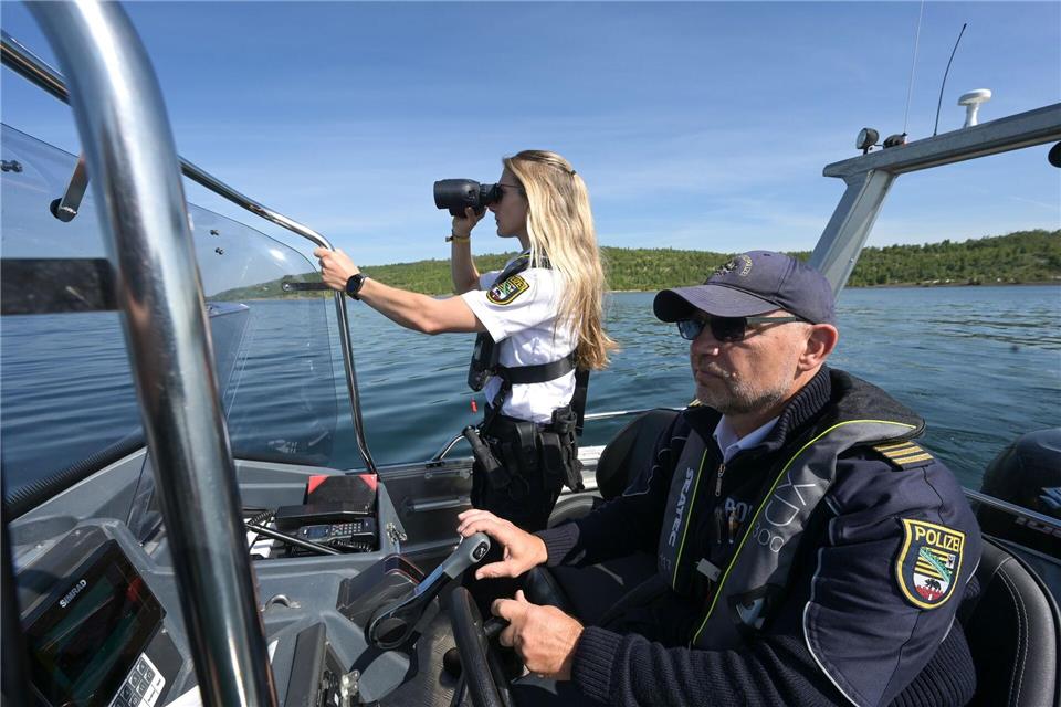 Am Geiseltalsee trat nach dem Sinken eines Sportbootes Öl aus. (Archivbild) Heiko Rebsch/dpa