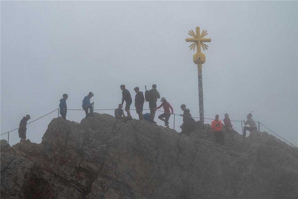 Am Gipfel wird es immer wieder eng. Peter Kneffel/dpa