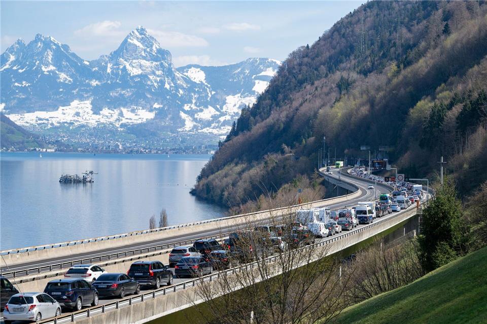 Am Gotthardtunnel ist zu Stoßzeiten stundenlange Geduld nötig. (Archivbild)Urs Flueeler/KEYSTONE/dpa