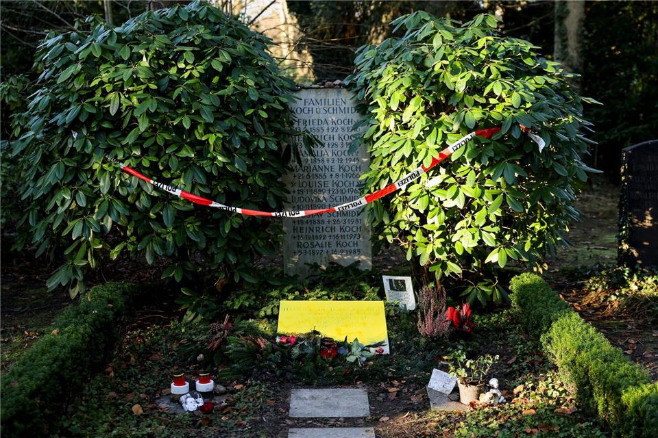 Am Grab hat die Polizei Absperrband gespannt. Christian Charisius/dpa