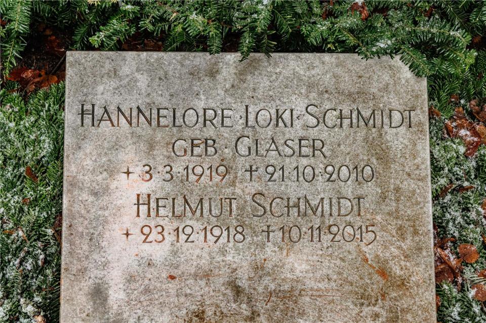 Am Grab von Helmut und Loki Schmidt ist die Grabplatte beschmiert worden. (Archivbild) Markus Scholz/dpa