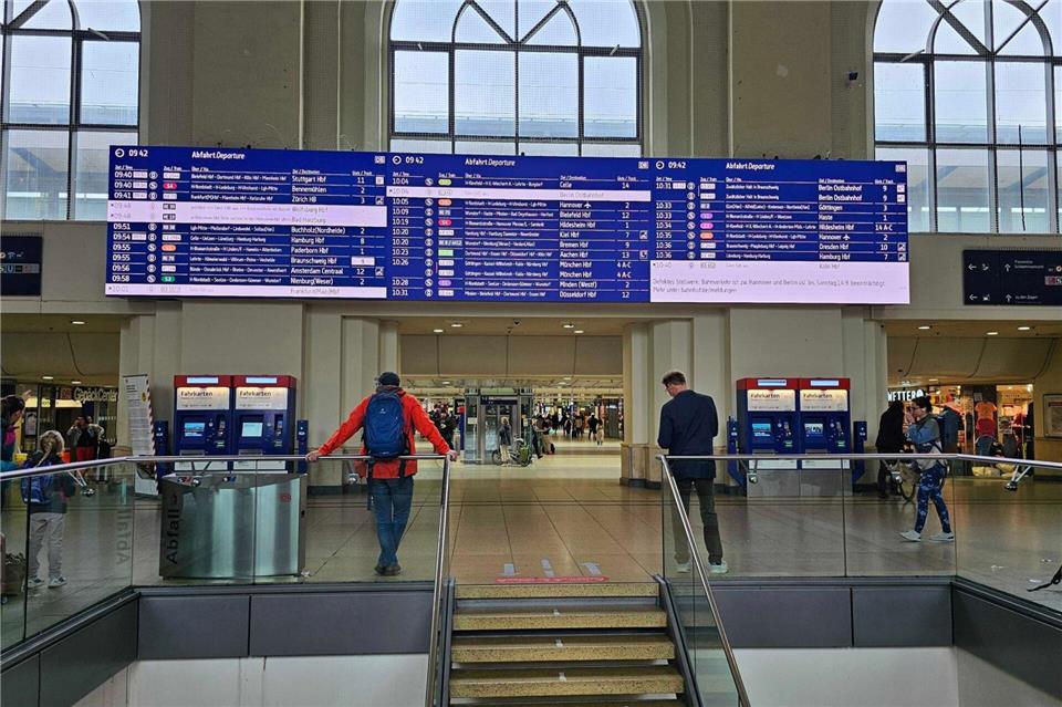 Am Hauptbahnhof Hannover heißt es warten: Auf der Strecke nach Berlin kommt es zu Verspätungen und Ausfällen.--/dpa