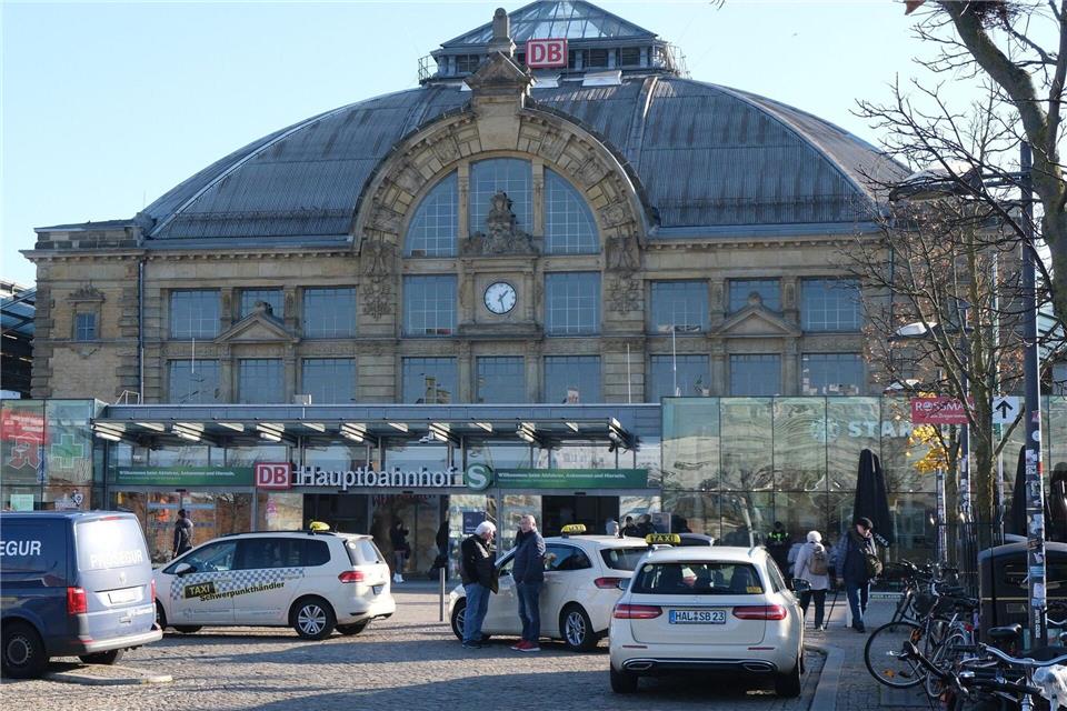 Am Hauptbahnhof in Halle wird Frühjahrsputz gemacht. (Archivbild)Sebastian Willnow/dpa