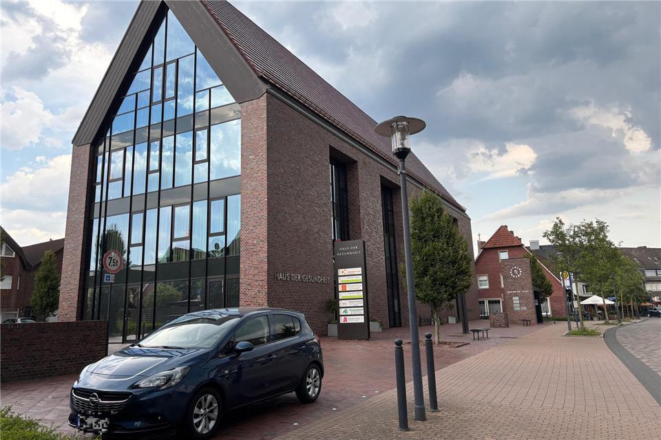 Am Haus der Gesundheit werden am 27. Mai weitere Parkplatz-Sensoren montiert.