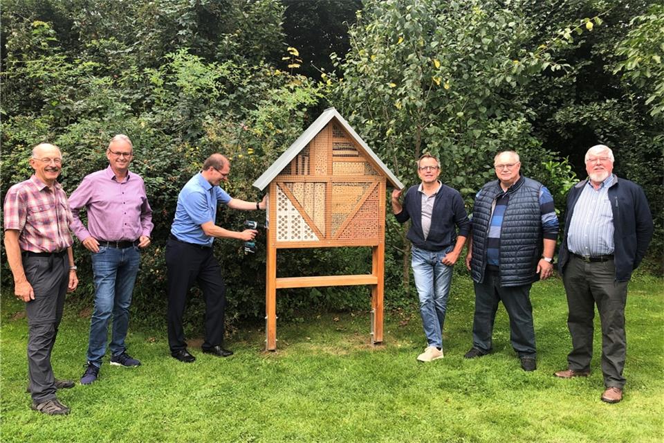 Am Heimathaus wurde jetzt die „Inbetriebnahme“ des Insektenhotels gefeiert. Es dient als Anschauungsobjekt dafür, wie Nisthilfen idealerweise gestaltet werden sollten.
