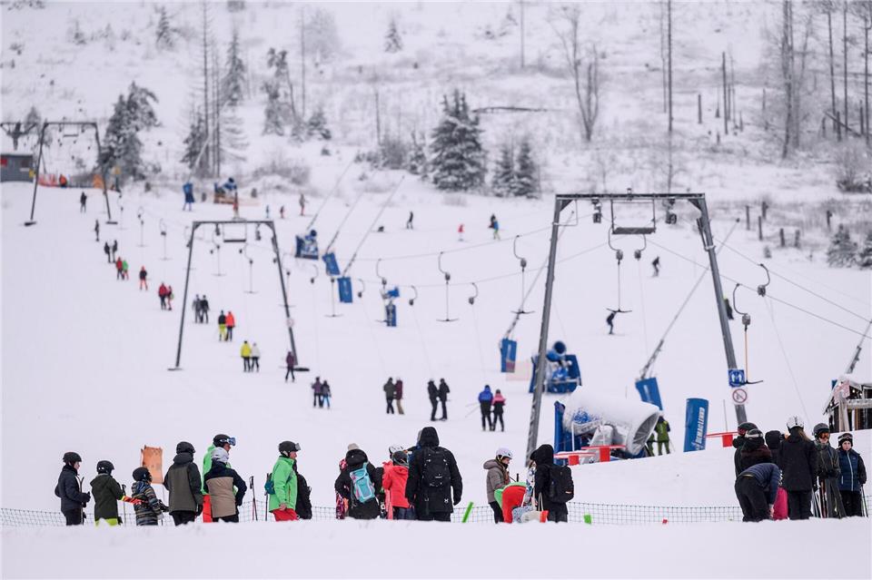 Am Hexenritt in Braunlage haben sich am Samstag viele Wintersportler eingefunden.Swen Pförtner/dpa