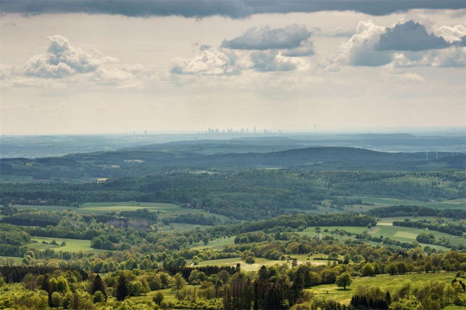 Am Hoherodskopf kann man wandern und wird mit tollen Aussichten belohnt. (Archivbild)Frank Rumpenhorst/dpa