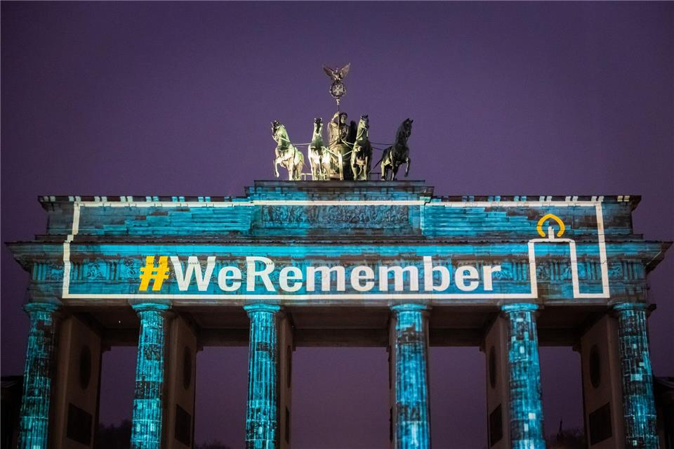Am Holocaust-Gedenktag gedenkt Berlin mit der internationalen Kampagne „#WeRemember“ der Millionen Opfer der nationalsozialistischen Vernichtungspolitik.Christoph Soeder/dpa