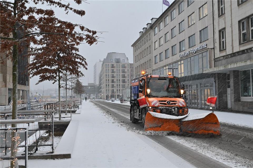 Am Holstenfleet in Kiel räumt ein Unimog den Schneematsch an die Seite.Felix Müschen/dpa