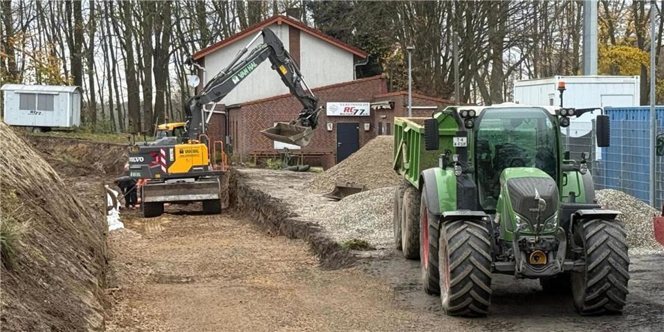 Am Hünting haben die Bauarbeiten für die Asphaltdecke begonnen, die den Bikepark umrunden wird.