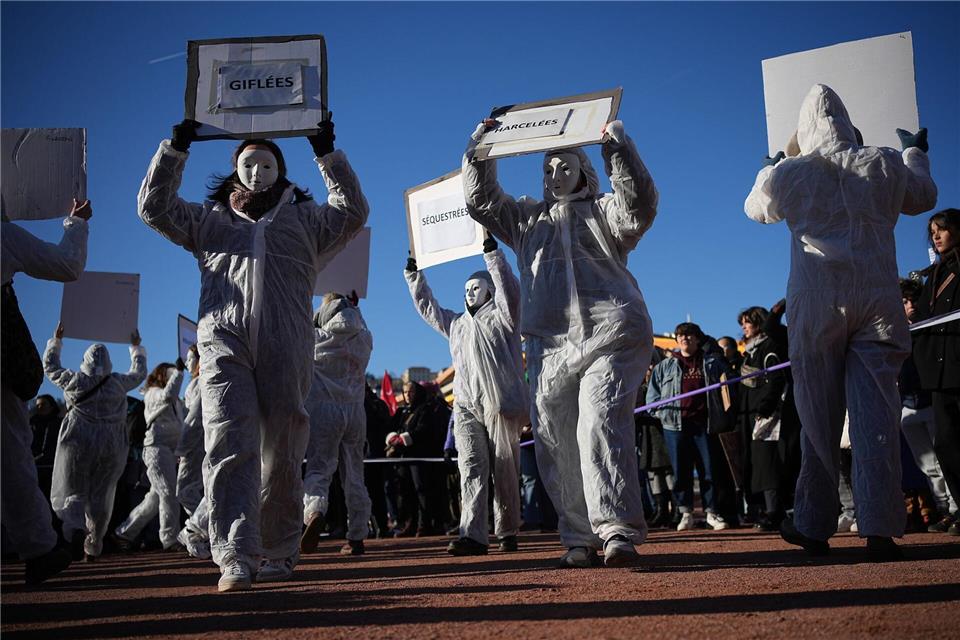 Am Internationalen Tag zur Beseitigung von Gewalt gegen Frauen gibt es stets Protestaktionen.Laurent Cipriani/AP/dpa