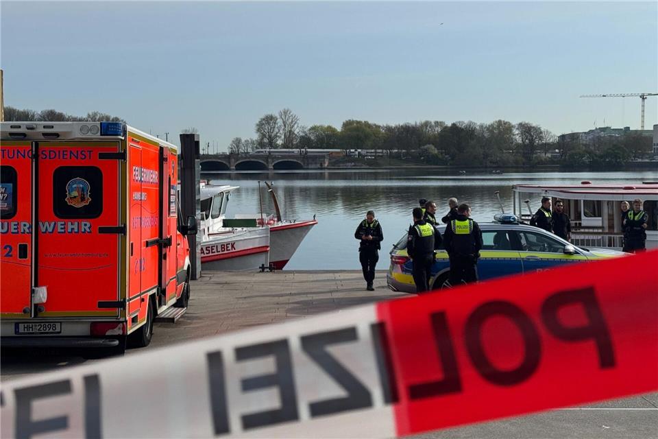 Am Jungfernstieg ist eine Leiche aus dem Wasser geborgen worden.Leonie Asendorpf/dpa