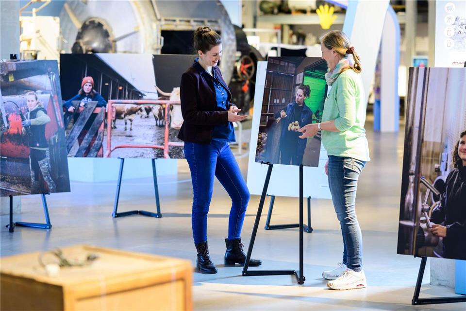 Am Kiekeberg ist eine Foto-Galerie zu Frauen in der Landwirtschaft zu sehen. Philipp Schulze/dpa
