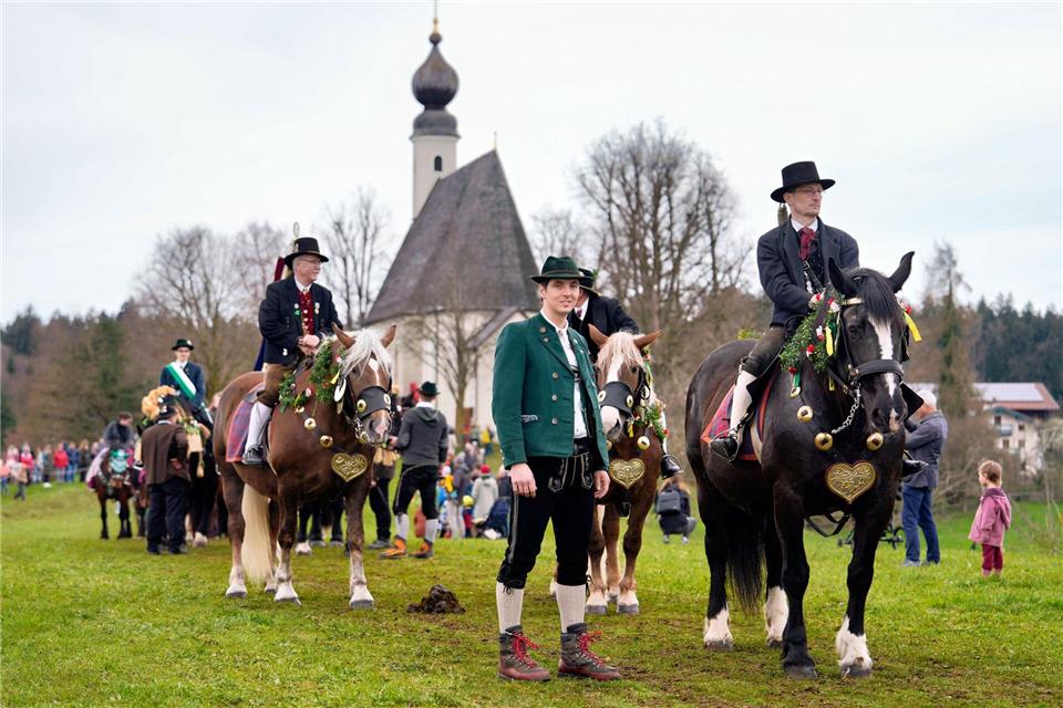 Am Kirchlein werden Tiere und Menschen gesegnet.Uwe Lein/dpa