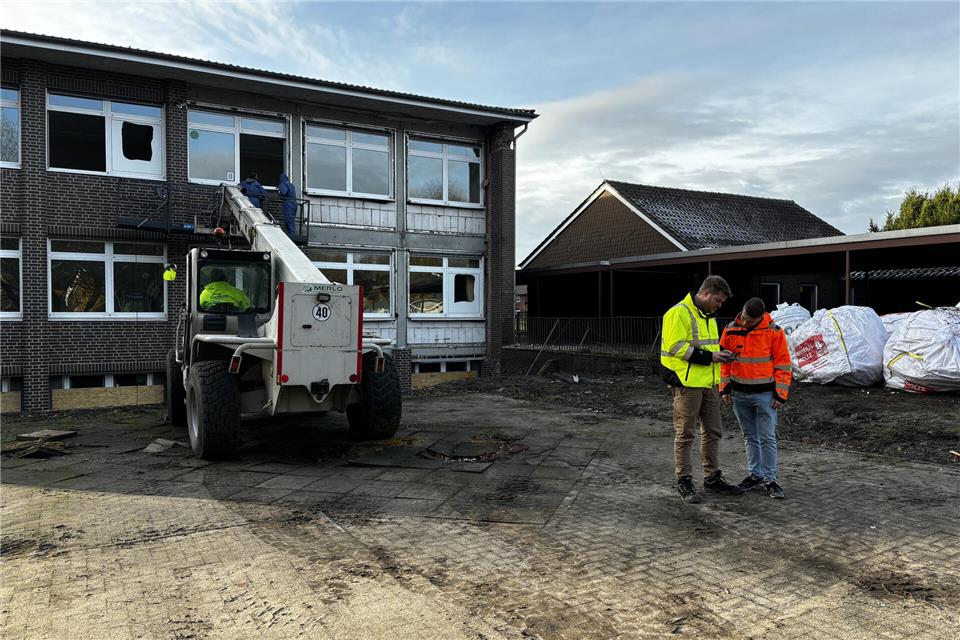 Am Klassentraktgebäude sind die Arbeiten deutlich sichtbar. Hier wird die Fassade abgetragen und danach durch Holz ersetzt.