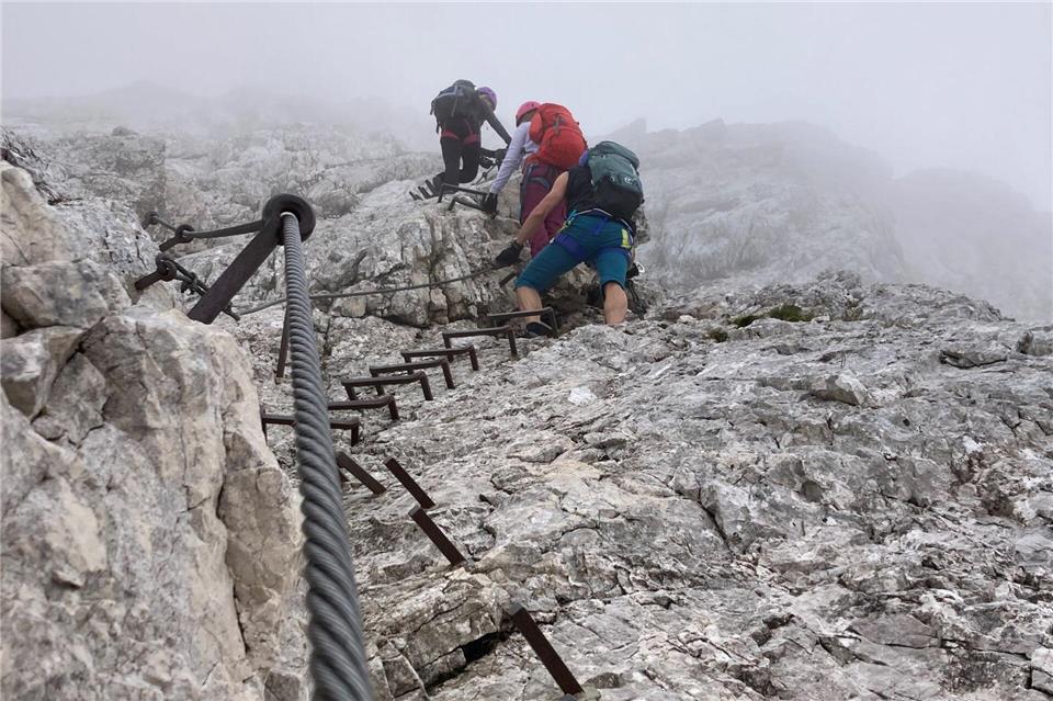 Am Klettersteig gehören festes Schuhwerk, Helm, Gurt und Klettersteigset zur Ausrüstung.  Sabine Dobel/dpa