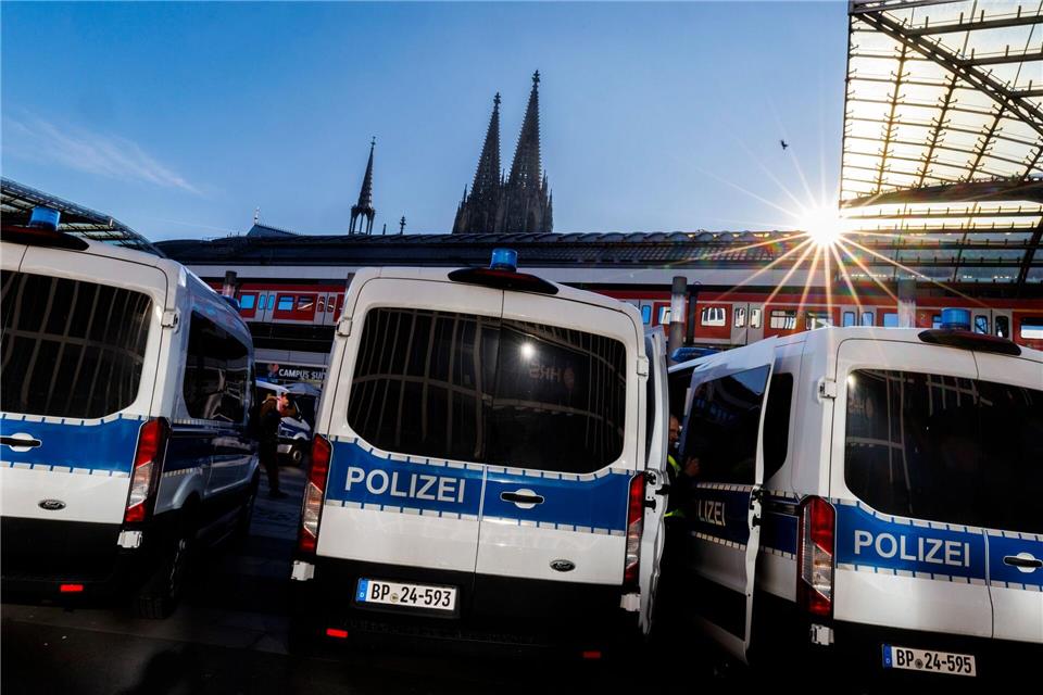 Am Kölner Bahnhof prügelten sich mehrere Fans von Schalke und Dortmund. (Archivbild)Christoph Reichwein/dpa