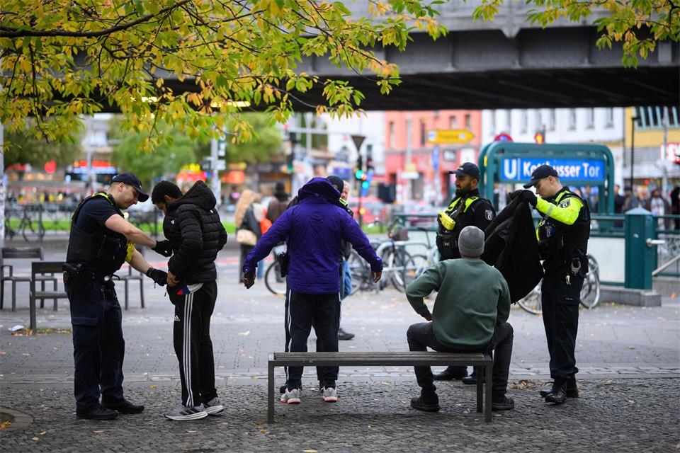 Am Kottbusser Tor in Berlin-Kreuzberg sollen nun Kameras mit KI-Unterstützung die Lage überwachen. (Archiv)Bernd von Jutrczenka/dpa