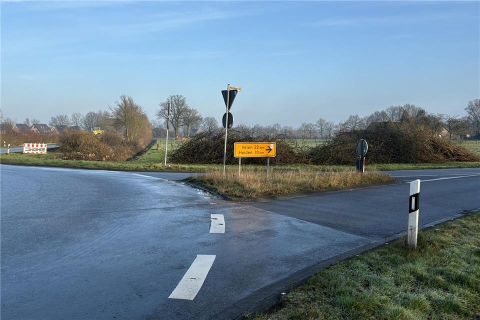 Am Kreisverkehr B70/Heidener Straße sind im nordöstlichen Bereich Bäume und Sträucher entfernt worden.