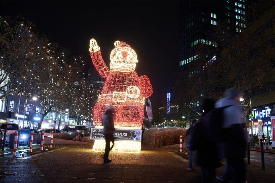 Am Kurfürstendamm (Ku’damm) leuchtet die Weihnachtsbeleuchtung.Annette Riedl/dpa