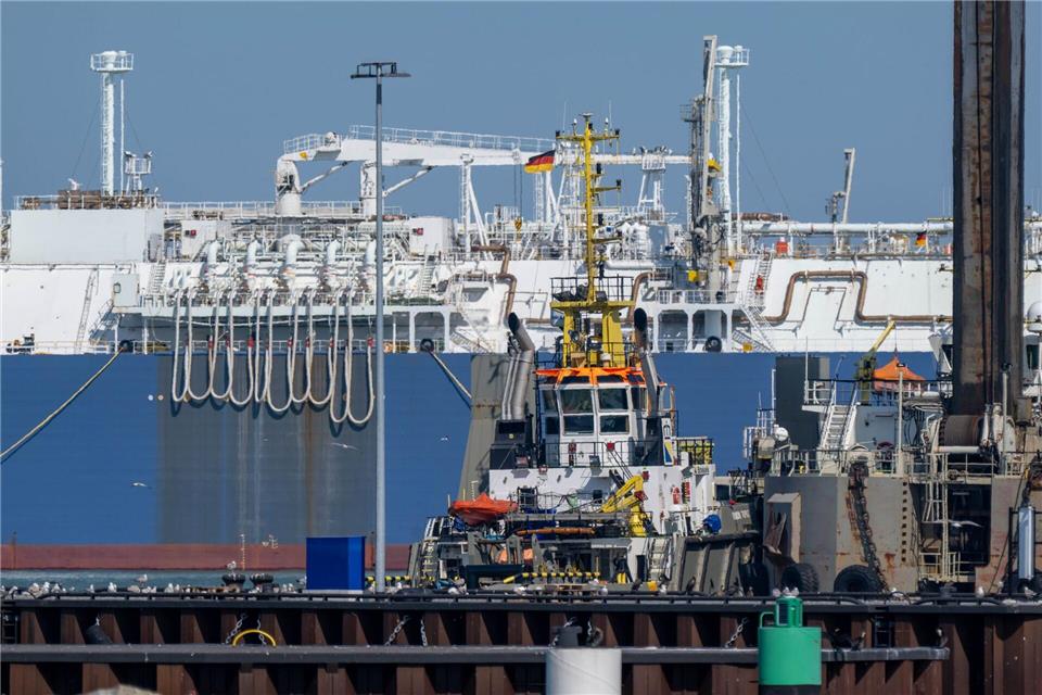 Am LNG-Terminal im Hafen von Mukran auf Rügen wird Flüssiggas regasifiert.Stefan Sauer/dpa