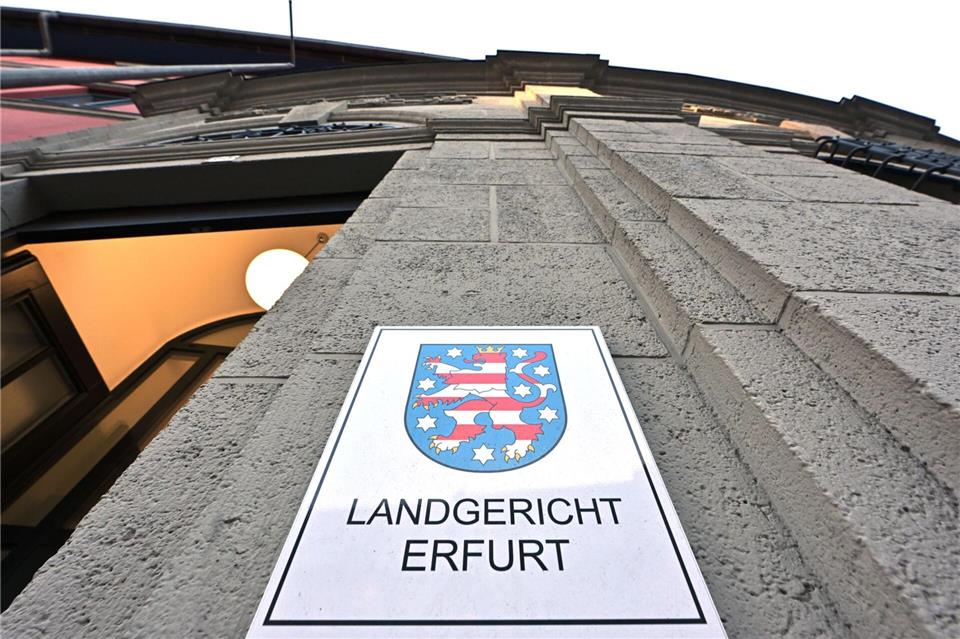 Am Landgericht Erfurt wird vom 22. April an ein Angriff auf eine Flüchtlingsunterkunft in Ilmenau verhandelt (Symbolbild).Martin Schutt/dpa