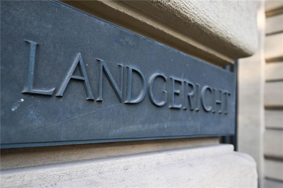 Am Landgericht Karlsruhe ging der Prozess gegen drei Mitarbeiter des KSC-Fanprojekts weiter. (Archivbild)Bernd Weißbrod/dpa