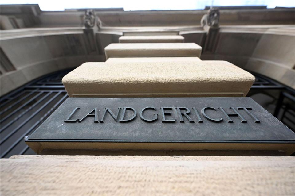 Am Landgericht Karlsruhe wird wegen des mutmaßlichen Mordes an einem 63-Jährigen verhandelt. (Archivbild)Uli Deck/dpa