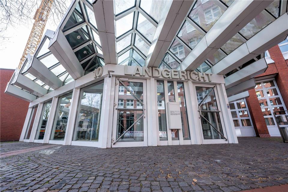 Am Landgericht Münster hat ein Prozess um den versuchten Mord an einer Frau im Münsterland begonnen. Auf der Anklagebank sitzt ihr Ehemann, von dem sie sich getrennt hatte. (Symbolbild)David Inderlied/dpa