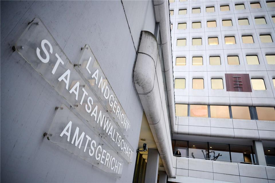 Am Landgericht Siegen soll die Anklageschrift verlesen werden, was am ersten Prozesstag unmöglich gewesen war. (Archivbild)Bernd Thissen/dpa