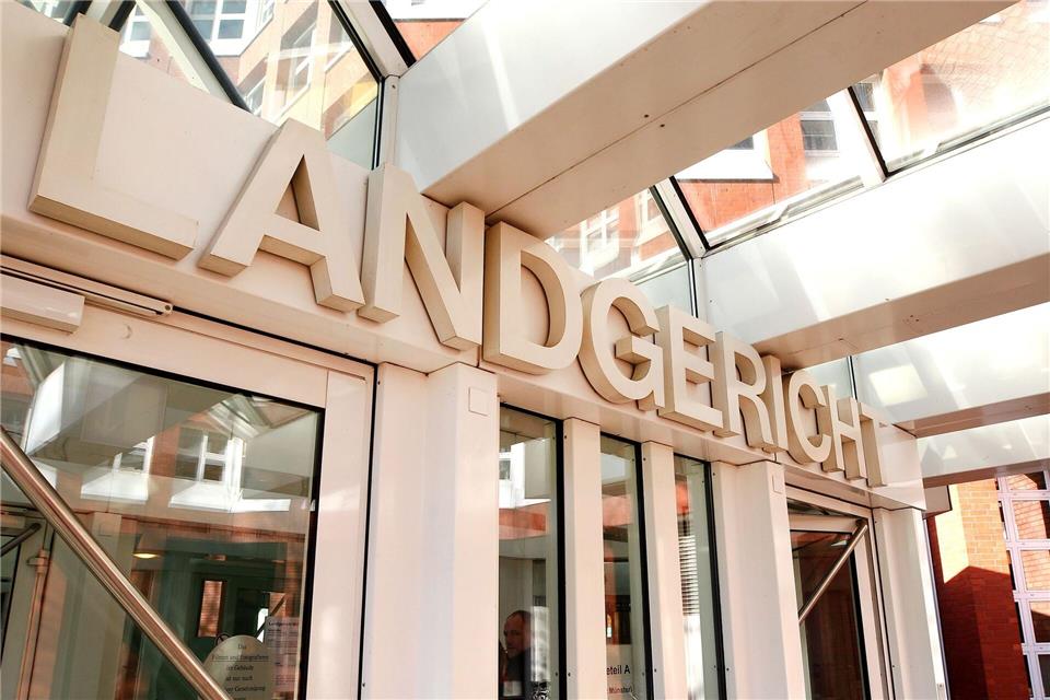 Am Landgericht in Münster muss entschieden werden, ob ein Landwirt den Kreis-Tierarzt mit dem Tod bedroht hat oder nicht. Der Landwirt war am Amtsgericht freigesprochen worden, dagegen legte die Staatsanwaltschaft Berufung ein.