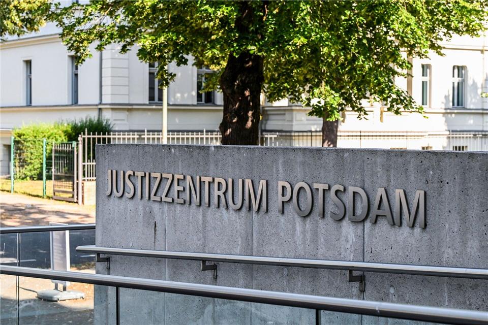 Am Landgericht in Potsdam ist ein Mann wegen Totschlags verurteilt worden. (Archivbild)Jens Kalaene/dpa