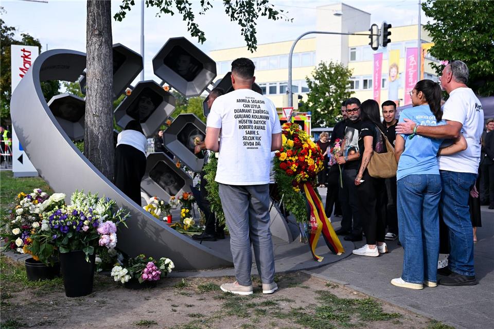 Am Mahnmal „Für Euch“ sind die Bilder der Getöteten zu sehen. Sven Hoppe/dpa