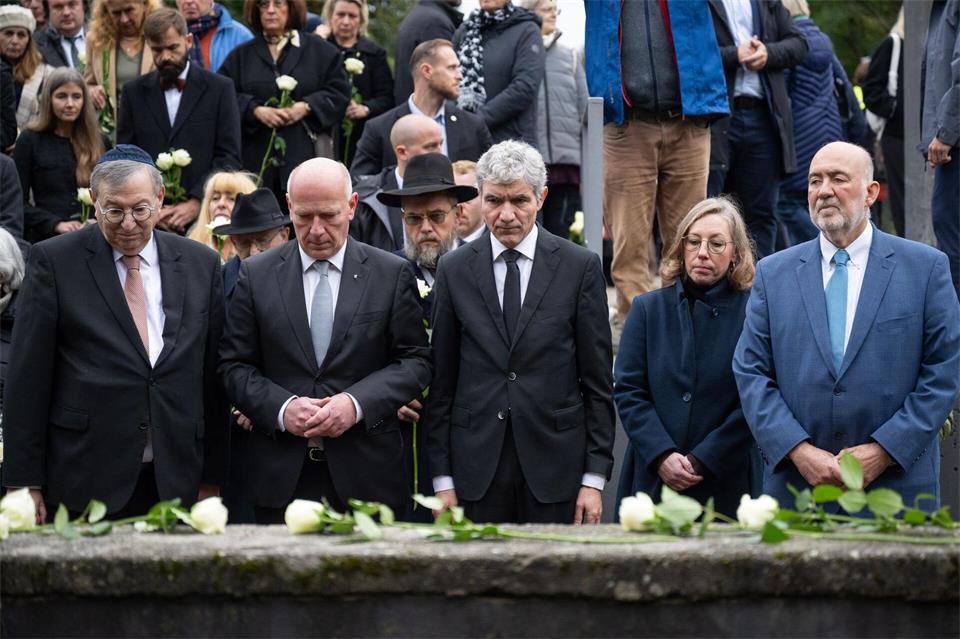 Am Mahnmal Gleis 17 in Berlin-Grunewald wurde an die Zehntausenden jüdischen Menschen erinnert, die die Nazis entrechteten und ab 1941 in Waggons in Vernichtungslager transportierten. Von links nach rechts: Abraham Lehrer, Vizepräsident des Zentralrats der Juden in Deutschland, Kai Wegner (CDU), Regierender Bürgermeister von Berlin, Stephan Harbarth, Präsident des Bundesverfassungsgerichts, Julia Spohr, Leiterin der Gedenkstätte Deutscher Widerstand, und Ron Prosor, Botschafter von Israel in Deutschland.Christophe Gateau/dpa