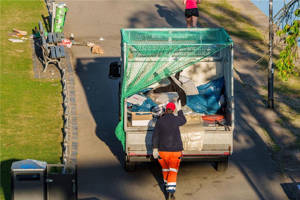Am Mainufer in Frankfurt sammelt sich viel Abfall - auch außerhalb der dafür aufgestellten Behälter. Andreas Arnold/dpa
