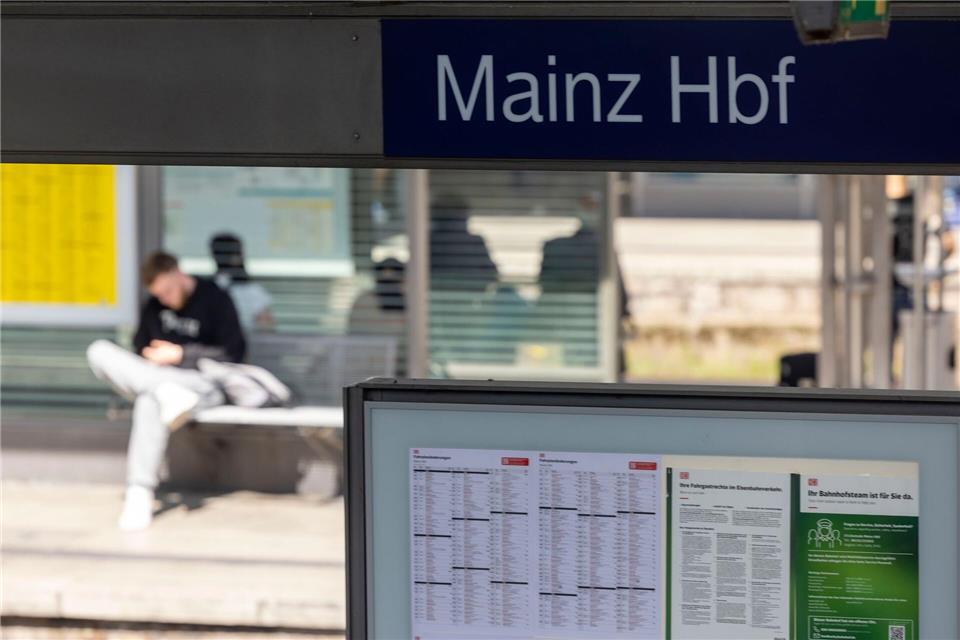 Am Mainzer Hauptbahnhof soll mehr Sicherheitspersonal auf Streife gehen. (Archivbild)Helmut Fricke/dpa