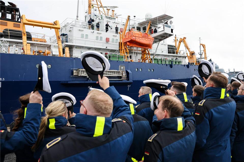 Am Marinestützpunkt Eckernförde wurde die „Planet“ vor anwesenden Soldaten verabschiedet.Frank Molter/dpa