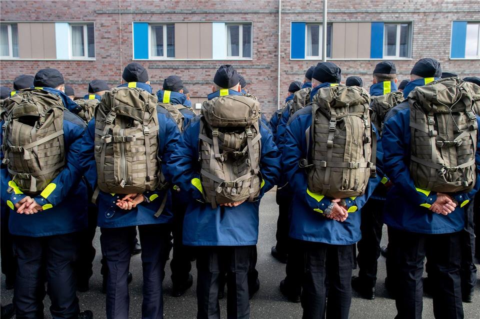 Eintauchen in die Truppe - Marine-Rekruten treten Dienst an  Am Marinestützpunkt in Wilhelmshaven werden seit Kurzem wieder Rekrutinnen und Rekruten ausgebildet - insgesamt sind es 90. Hauke-Christian Dittrich/dpa