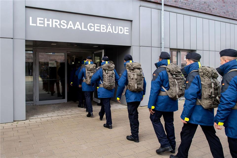 Ausbildungsstart für neue Marine-Rekruten in Wilhelmshaven Am Marinestützpunkt in Wilhelmshaven werden seit kurzem wieder Rekrutinnen und Rekruten ausgebildet. Hauke-Christian Dittrich/dpa